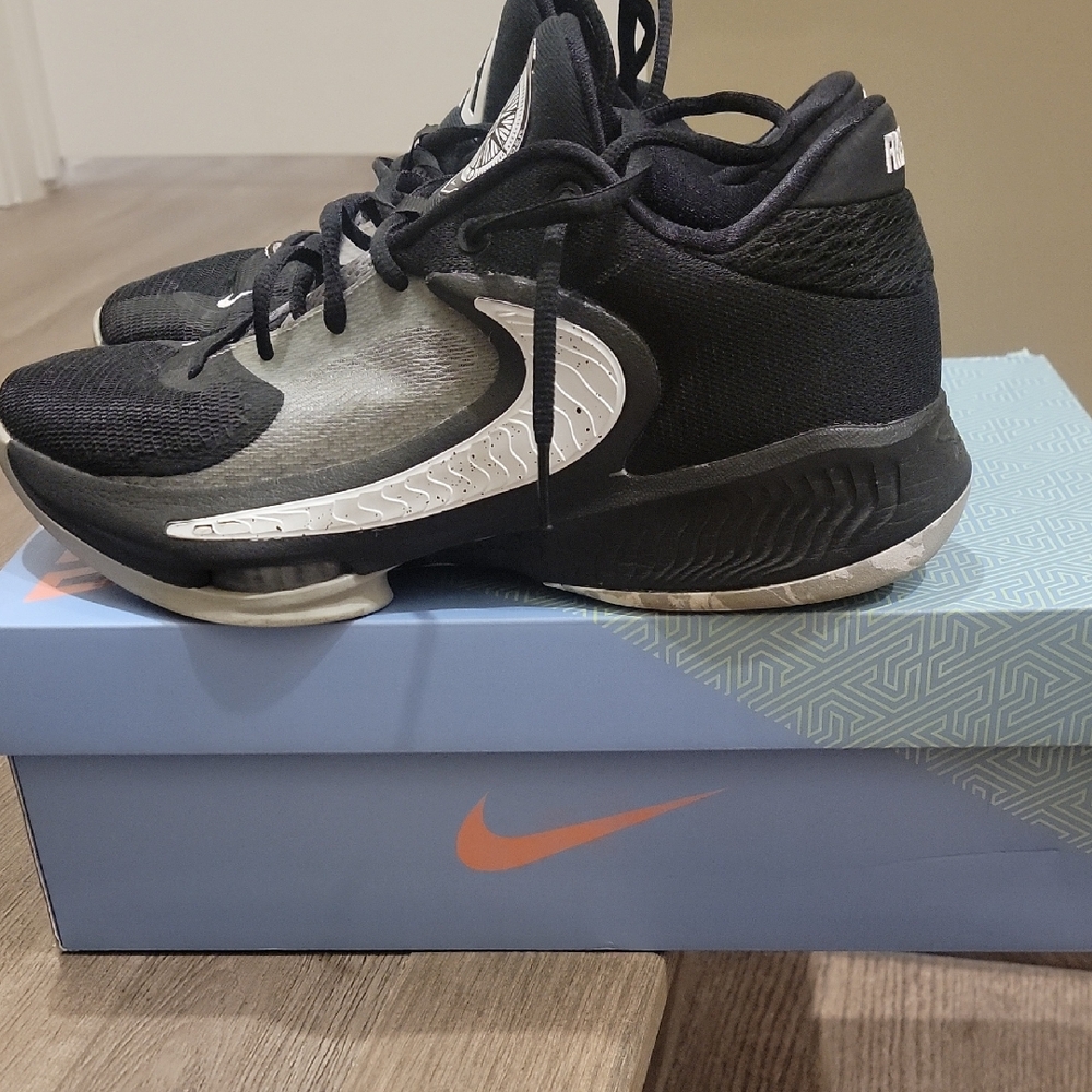 Nike Black and White Sports Sneakers